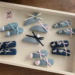 Barrettes en jean bleu clair et foncé avec nœuds en ruban et breloques Love