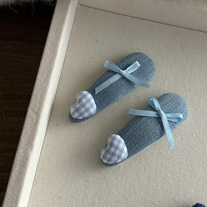 Barrettes à cheveux en denim avec nœuds en satin bleu clair et écussons cœurs à carreaux