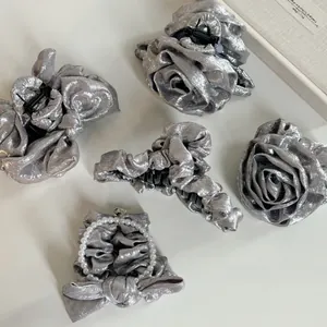 Vue détaillée des pinces à cheveux rose argenté et barrettes à nœud perlé pour femmes