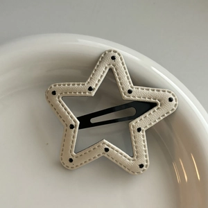 Barrette étoile crème à pois noirs avec surpiqûres précises sur cuir PU élégant