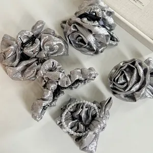 Ensemble d'accessoires avec pinces à cheveux fleur argentée et chouchou perle