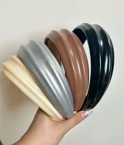 Détail de serre-têtes en cuir PU rayé épais en couleurs beige, gris, marron et noir chic