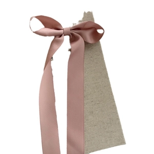 Pince à cheveux élégante avec nœud en satin rose poudré et longs rubans vintage