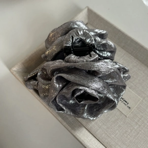 Pince à cheveux fleur rose en tissu métallique argenté pour coiffures de femmes élégantes
