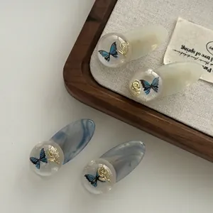 Ensemble élégant de barrettes papillon et rose en acétate crème et bleu marbré