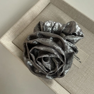 Élastique à cheveux rose en tissu gris argenté élégant avec texture plissée chic