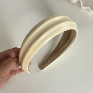 Serre-tête large en cuir PU minimaliste à texture nervurée de couleur blanc crème