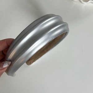 Serre-tête large en cuir PU argenté avec texture ondulée et doublure antidérapante