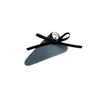 Barrette BB en denim bleu avec nœud en soie noire et pendentif LOVE en métal argenté