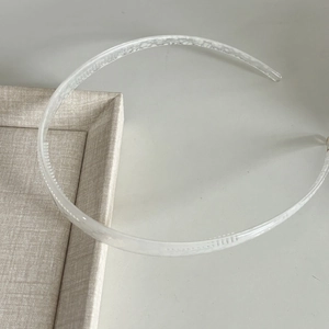 Minimalist translucent brown headband with non-slip inner teeth for face washing