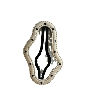 Barrette à cheveux étoile en similicuir beige avec motif à pois noirs tendance