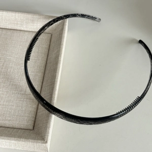 Coffee brown marbled hairband for women with non-slip teeth and minimalist design