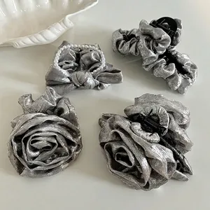 Élégant Ensemble de Pinces à Cheveux Fleur de Nœud en Lustre Métallique Argenté avec Künstliche Perle en Tissu Plissé Scrunchie