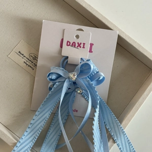 Fermagli per capelli a fiocco scozzese azzurro con strass a cuore su carta