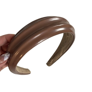 Serre-tête premium large en cuir PU marron avec design nervuré et doublure antiglisse