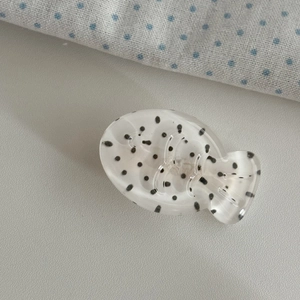 Fermaglio per capelli a forma di pesce in acrilico con pois neri su base bianco crema