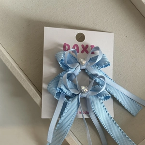 Set di due fermagli per capelli a fiocco blu con strass a cuore e nastri lunghi
