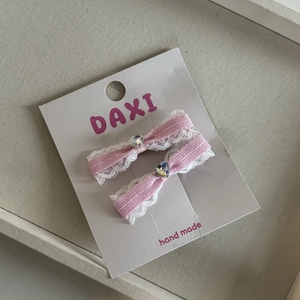 Roze geruite haarsstrikjes met witte kanten randen en hartvormige kristallen