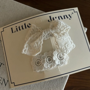Set di fermagli per capelli in pizzo crema con fiocco e fiori per bambine