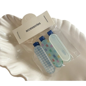 Lot de trois barrettes à cheveux à carreaux bleus avec motifs de nœuds sur plateau