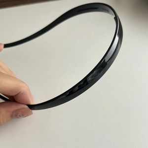 Detail showing high-elasticity black plastic headband with non-slip teeth for secure hold