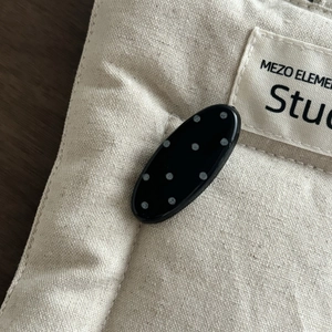 Französische Vintage-Haarklammer mit schwarz-weißen Punkten aus Metall-Emaille