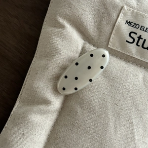 Französischer Vintage-Haarclip in Ovalform mit elegantem schwarz-weißem Punktmuster
