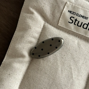 Französische Vintage Haarklammer aus Metall mit schwarz-weißen Punkten auf Textur