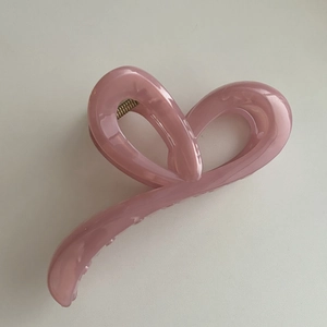 Élégante pince à cheveux cœur rose mat pour femme dans un style coréen minimaliste chic