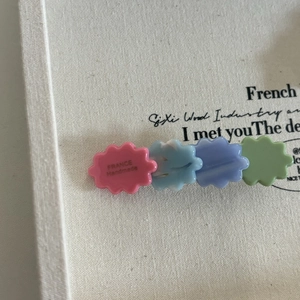 Handgefertigte bunte Acetat-Blumen-Haarklammer in Pastellrosa Blau Lila und Grüntönen