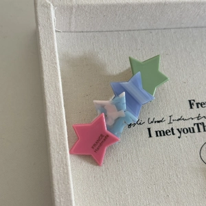 Detail von vier farbigen Acetat-Stern-Haarspangen mit France Handmade Text auf Leinwand