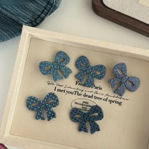 Dettagli di cinque fermagli per capelli a fiocco in denim con pois colorati