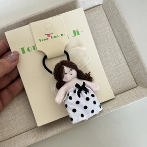 Elastico per capelli con bambola sirena e vestito a pois neri su cartoncino