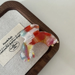 Pince à cheveux élégante en acétate avec motif marbré coloré et style français raffiné