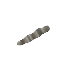 Pince à cheveux ondulée en argent mat au design géométrique minimaliste pour coiffure