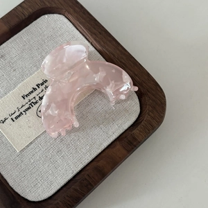 Pince à cheveux élégante en acétate marbré rose au style minimaliste français