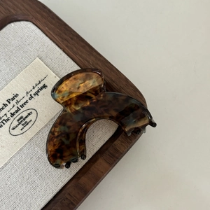 Pince à cheveux élégante en acétate avec motif écaille de tortue et design croissant