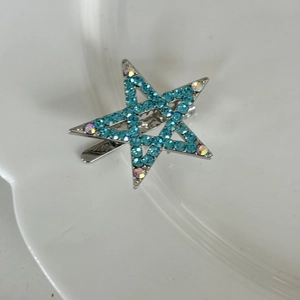 Detailansicht der silbernen Stern-Magnet-Haarklammer mit blauen Strasssteinen und Kristallen
