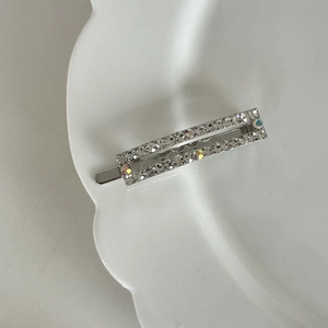Detailansicht der silbernen Magnet-Haarklammer mit glitzernden Strasssteinen und Zirkonia