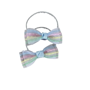 Paio di graziose mollette per capelli con fiocco arcobaleno per bambine in blu e rosa