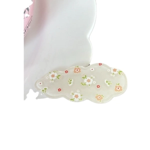 Haarklammer in Wolkenform mit Blumenmuster aus Acetat auf einem weißen Tablett