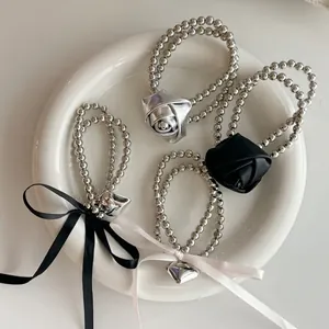 Bracelets élastiques à perles argentées avec roses 3D et cœurs dans un plat en céramique