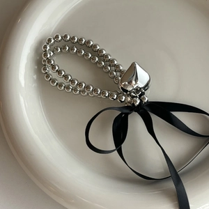 Bracelet à perles argenté avec pendentif cœur et élégant nœud en ruban noir soyeux