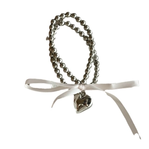 Bracelet à billes argentées avec grand pendentif cœur et nœud élégant en soie blanche