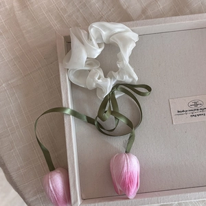 Chouchou en satin blanc avec ruban vert olive et pendentifs de tulipes roses