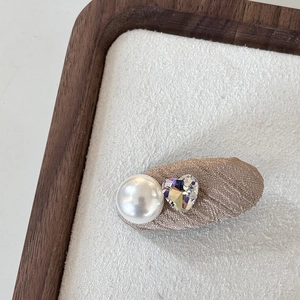 Eleganter champagnergoldener Haarclip mit weißer Perle und herzförmigem Kristall