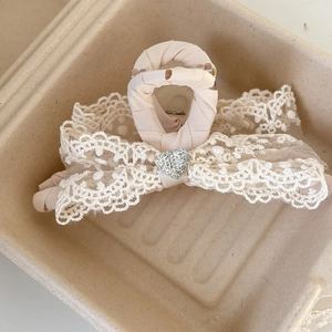 Elegante pinza per capelli in pizzo beige con fiocco e strass a forma di cuore