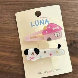 Set de pinzas para el pelo para niña con casa rosa y perrito blanco en tarjeta