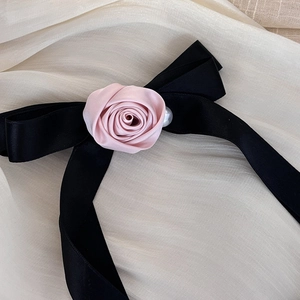 Pinza para el pelo de satén negro con una rosa de tela rosa y una perla blanca
