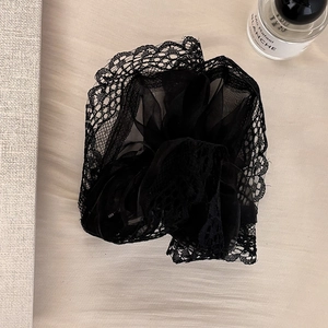 Primo piano dettagliato di un grande elastico in pizzo nero e tulle a trama floreale